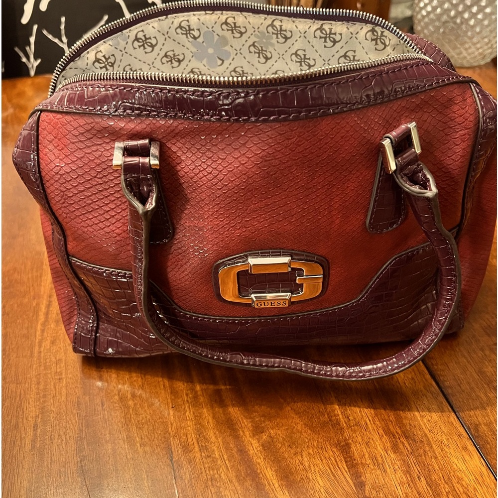 Guess Purse - Picture 1 of 1